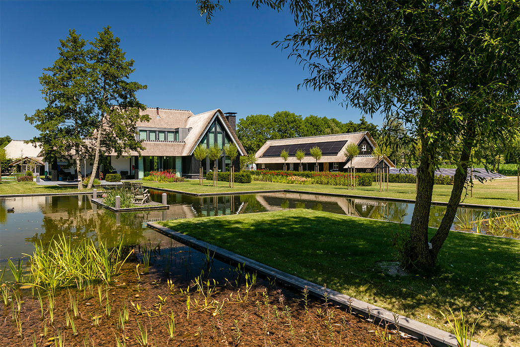 Foto: Villa bouwen   achterzijde vijver tuin en zonnepanelen Hooglanderveen   Lichtenberg Exclusieve Villabouw