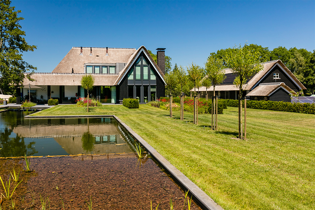 Foto: Villa bouwen   vijver en totaal plaatje achterzijde villa Hooglanderveen   Lichtenberg Exclusieve Villabouw