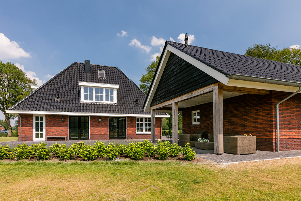 Foto: Huis bouwen   gezellige overkapping met landelijk uitzicht te markelo   Lichtenberg Exclusieve Villabouw