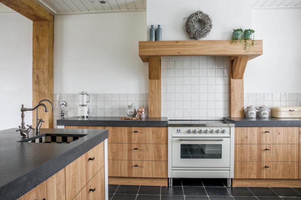 Foto: Mereno Manchester fineer beits + patina keuken fornuis