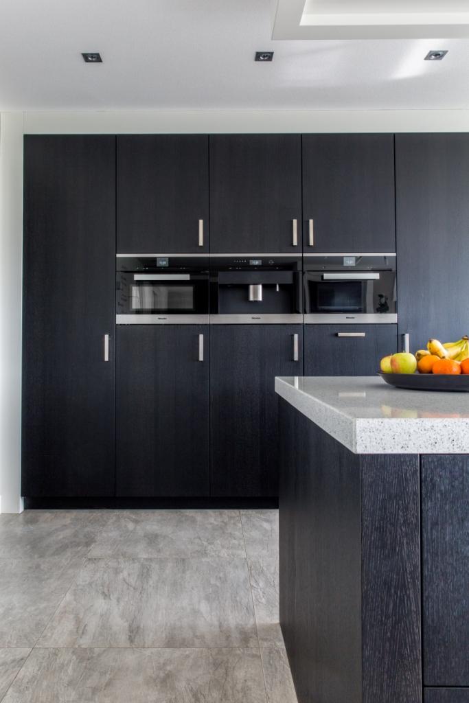 Foto: Mereno Milano fineer beits 8540 keuken kastenwand met eilanddetail