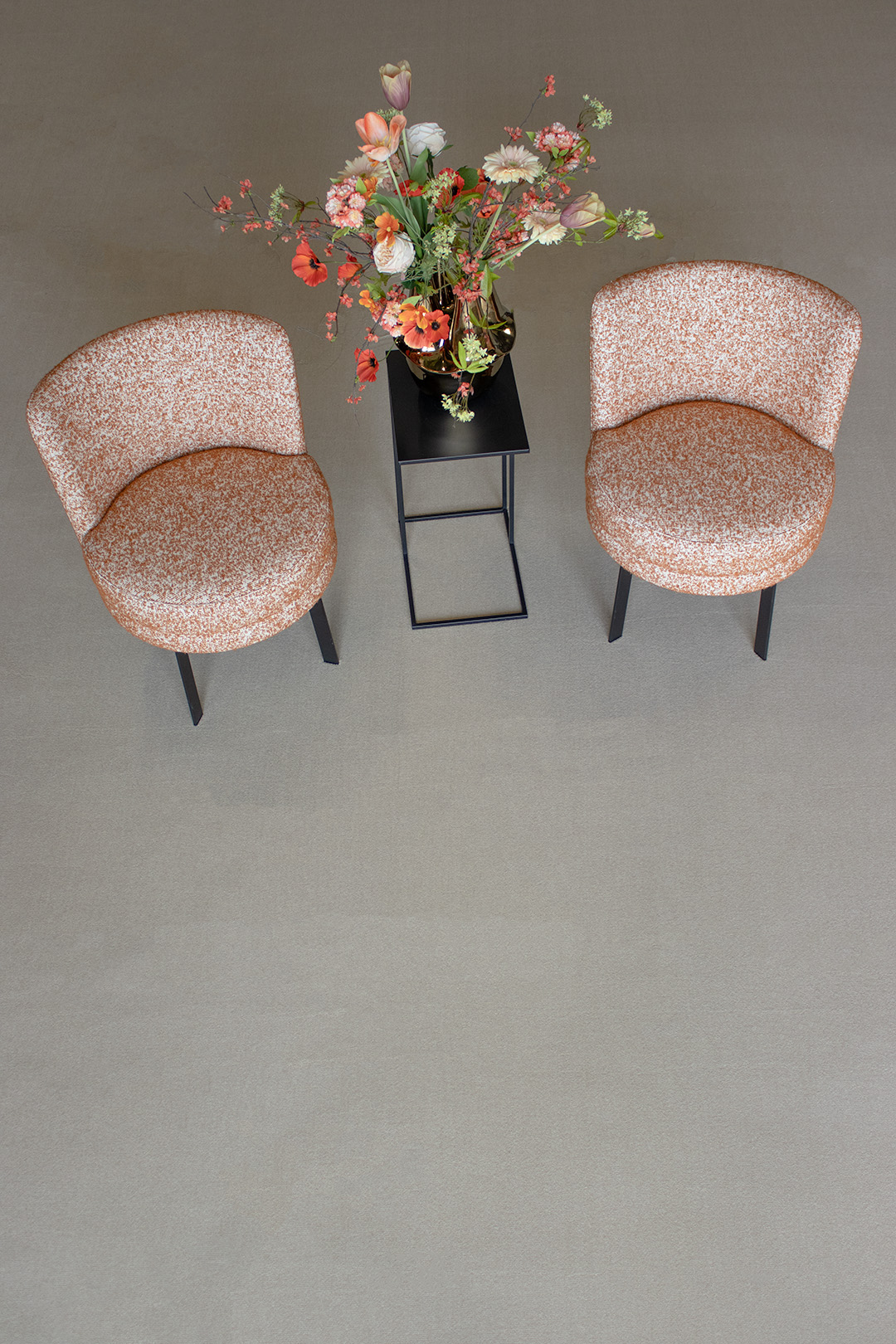 Foto: 152 Interfloor Elite kleur147 sfeerfoto woonkamer fauteuil oranjestoel boeketbloemen