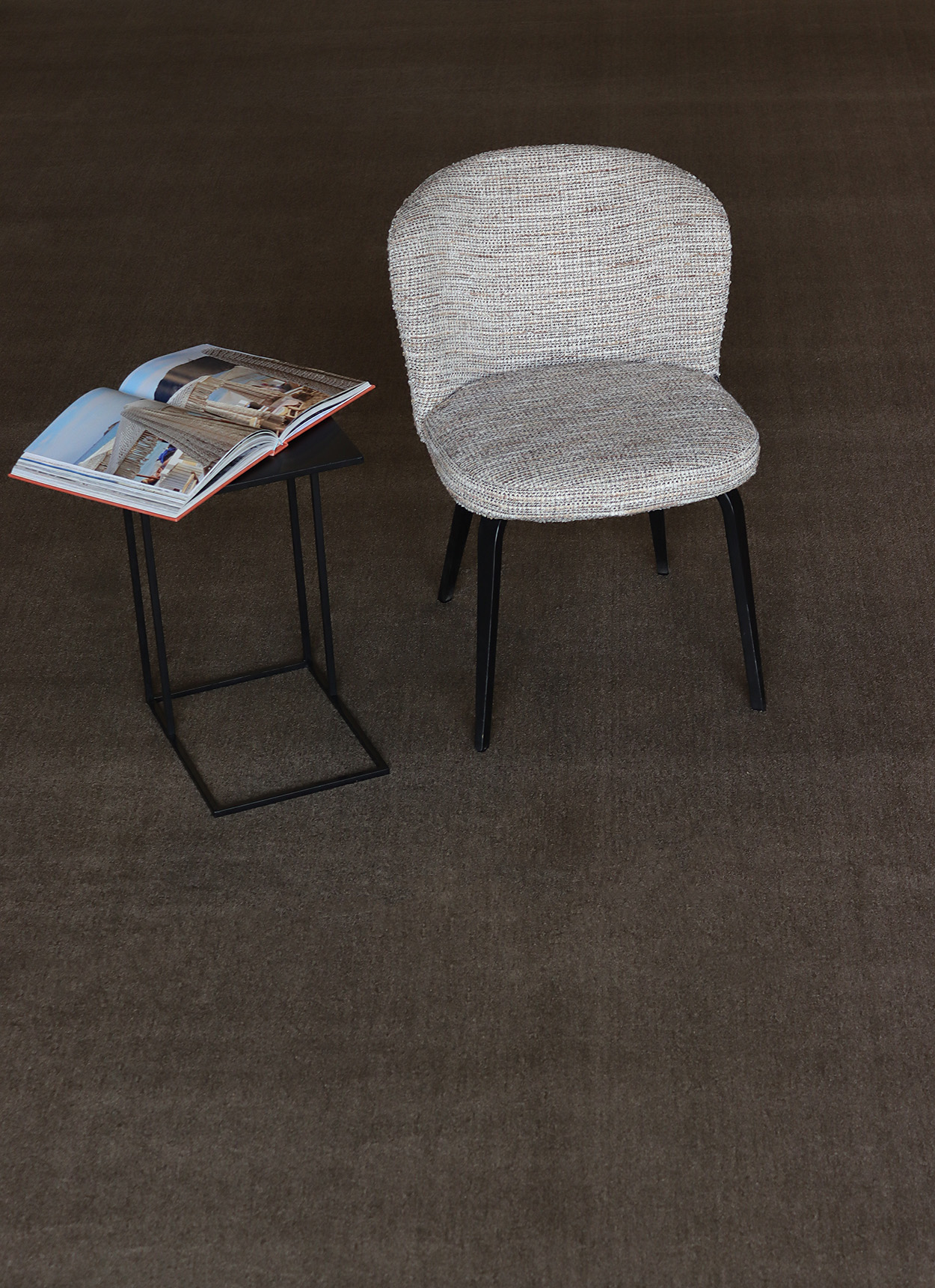 Foto: 152 Interfloor Elite kleur187 beigestoel zithoek leeshoek tapijtkwaliteit superzacht