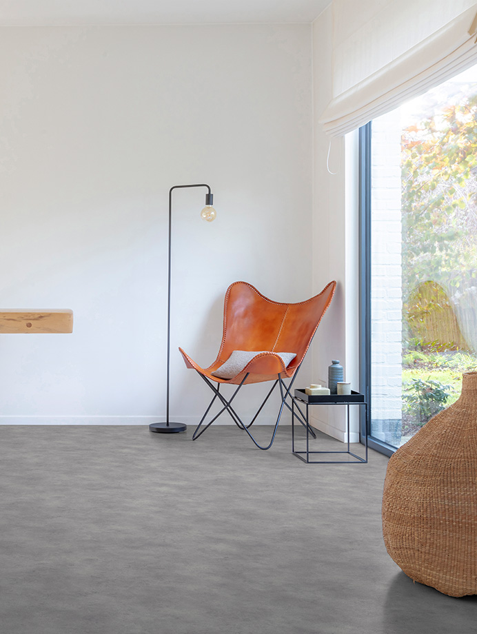 Foto: 720 Interfloor Carbon Stone Kleur 674 Hedendaags industrieel modern minimalistisch leer hout riet design