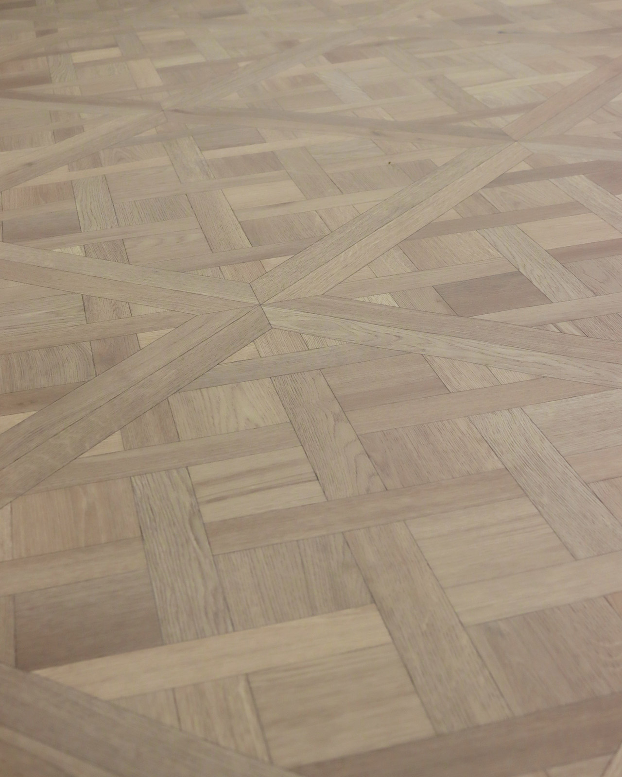 Foto: Interfloor Versailles Sfeerbeeld kleurv10 Blokkenpatroon gevlochten hout