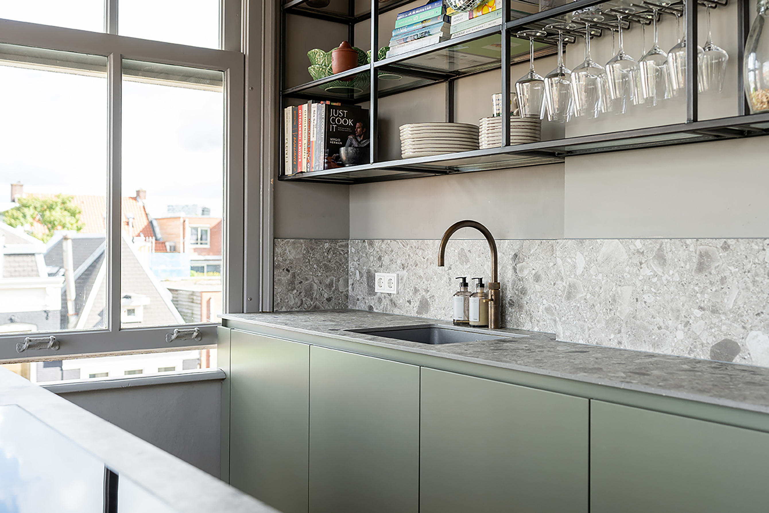Foto : Keuken in olijfgroen, perfect passend bij bijzondere woning