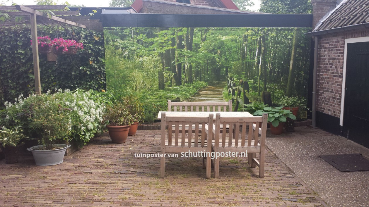 Foto: w3 tuinposter van schuttingposternl met bospad en hek soest