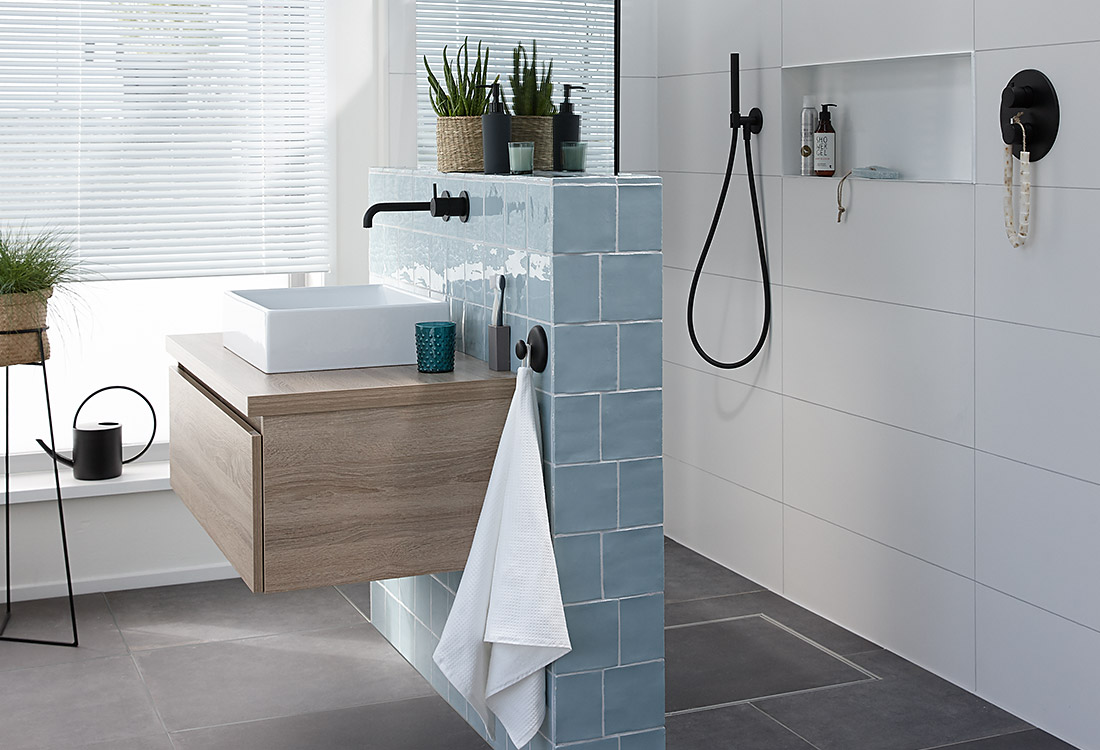 Foto: moderne badkamer modern tones new vrijstaand centraal wasmeubel spiegel douchewand badenplus