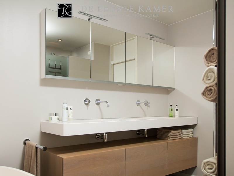 Foto: Badkamermeubel met spiegelkast