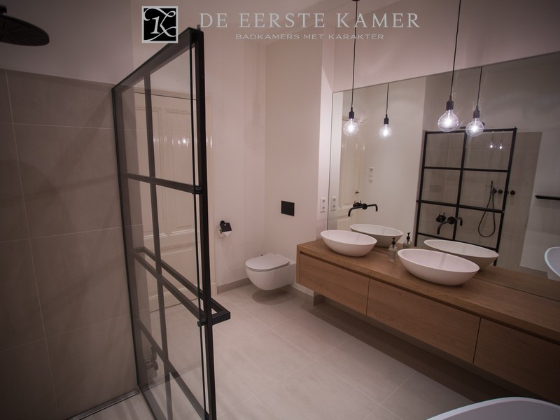 Foto: Exclusief badkamermeubel met design waskommen De Eerste Kamer
