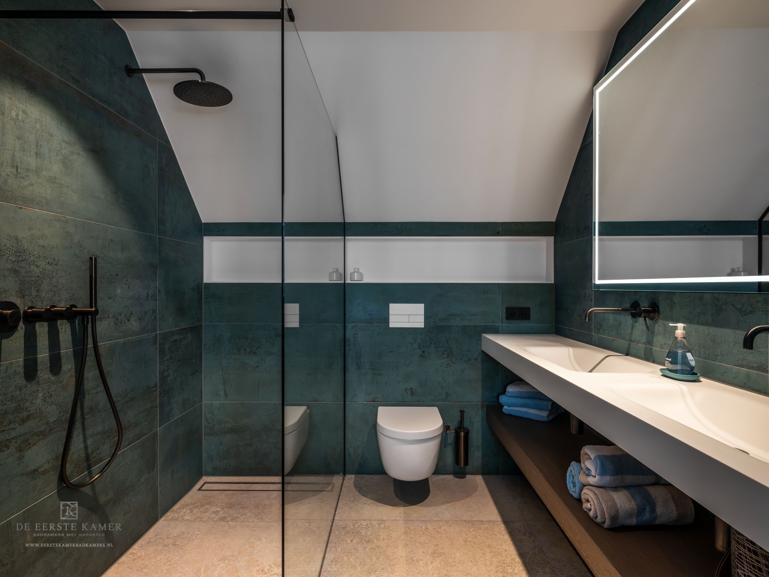 Foto: Gastenbadkamer  groene en zand DEK tegels