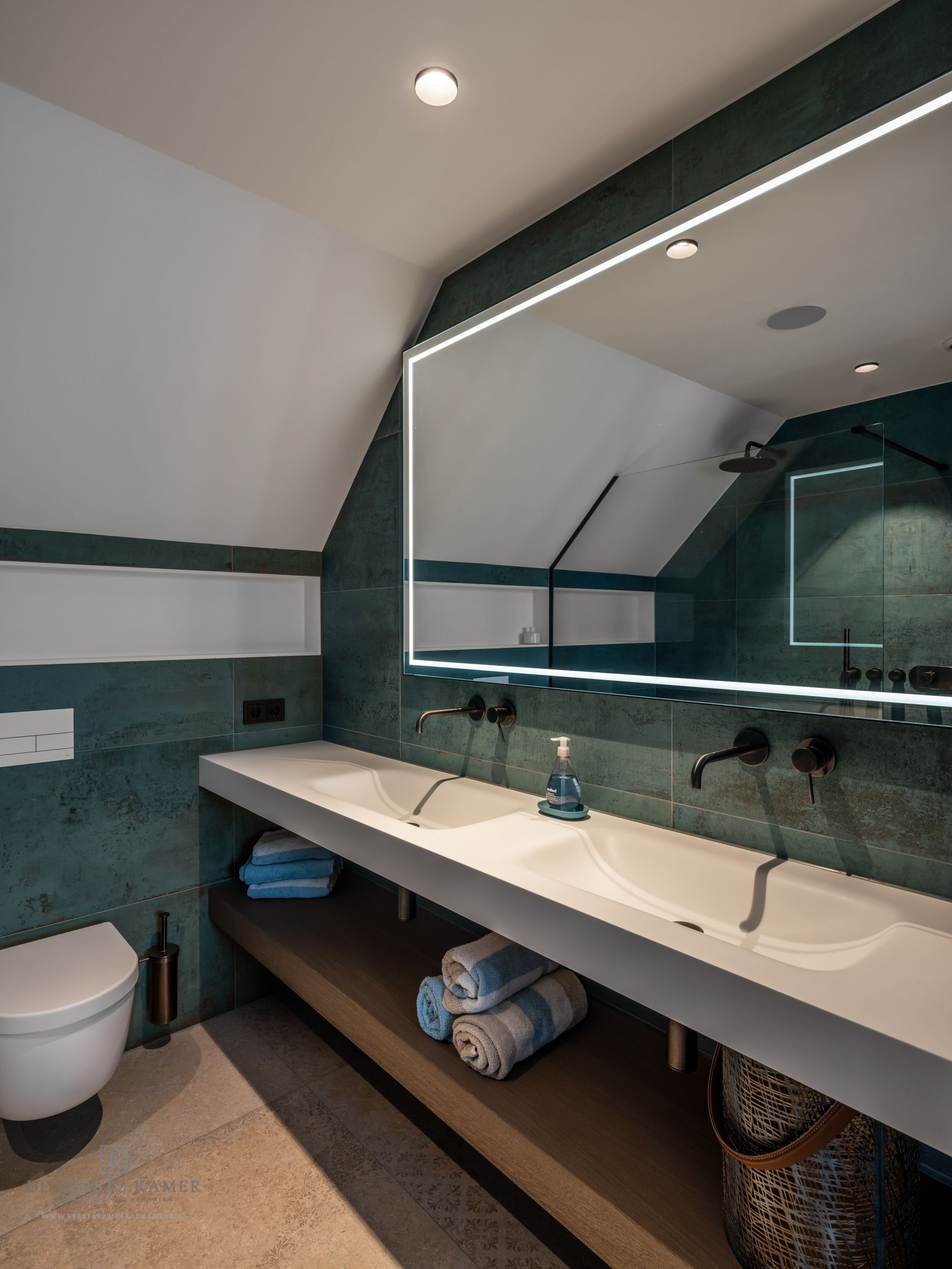Foto: Gastenbadkamer  groene tegels  zwarte kranen en verlichte spiegel