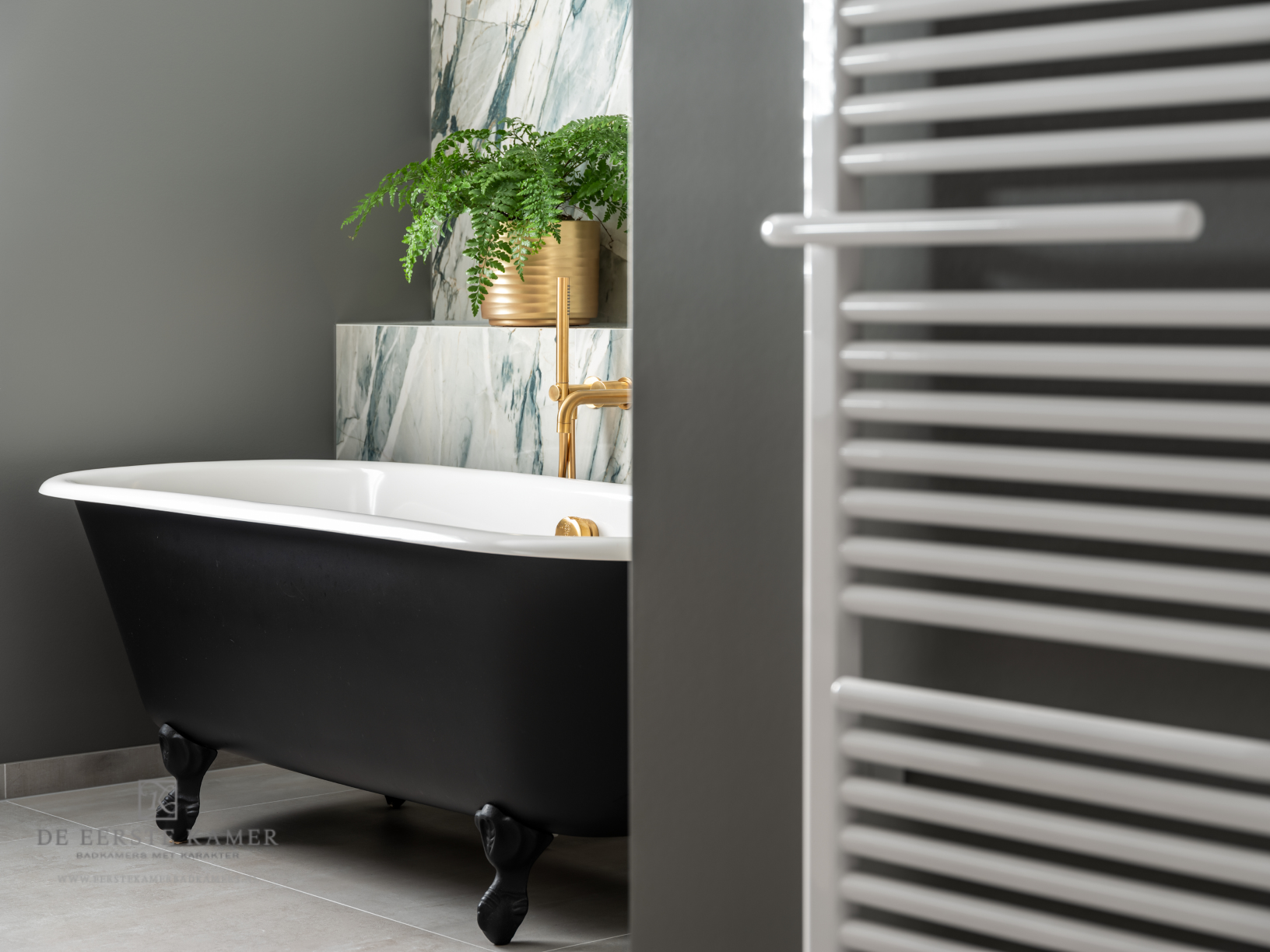 Foto:  M  Luxe badkamer radiator vrijstaand bad