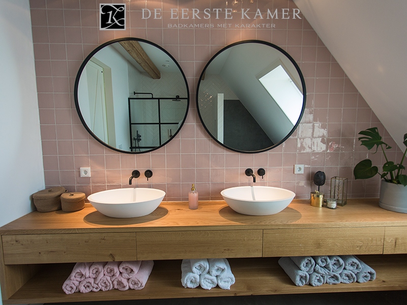 Foto: Ronde spiegels landelijke badkamer