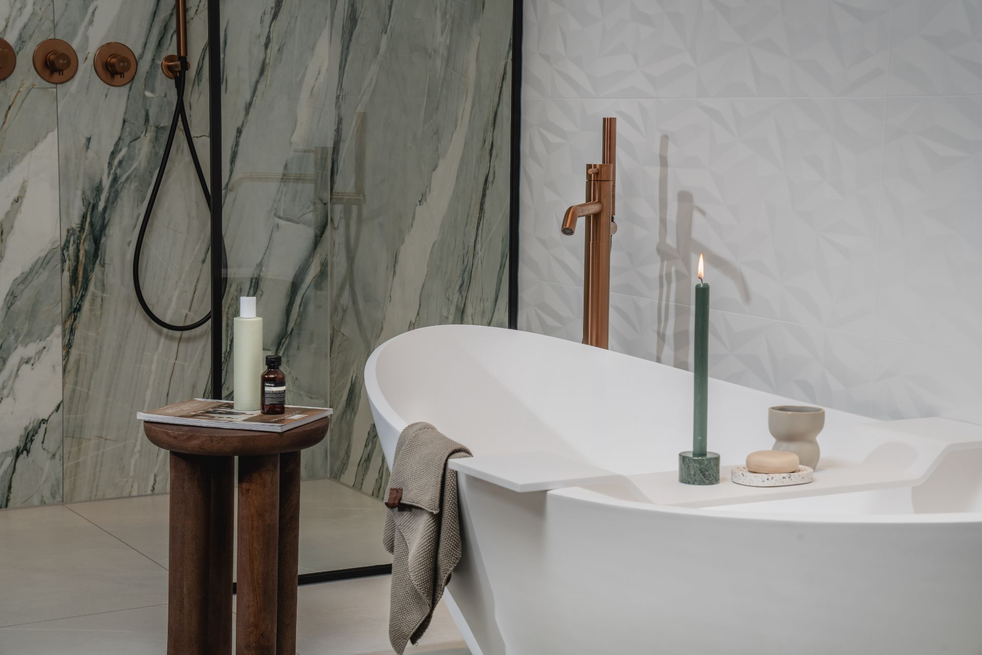 Foto : Marmerlook en notenhout in je badkamer