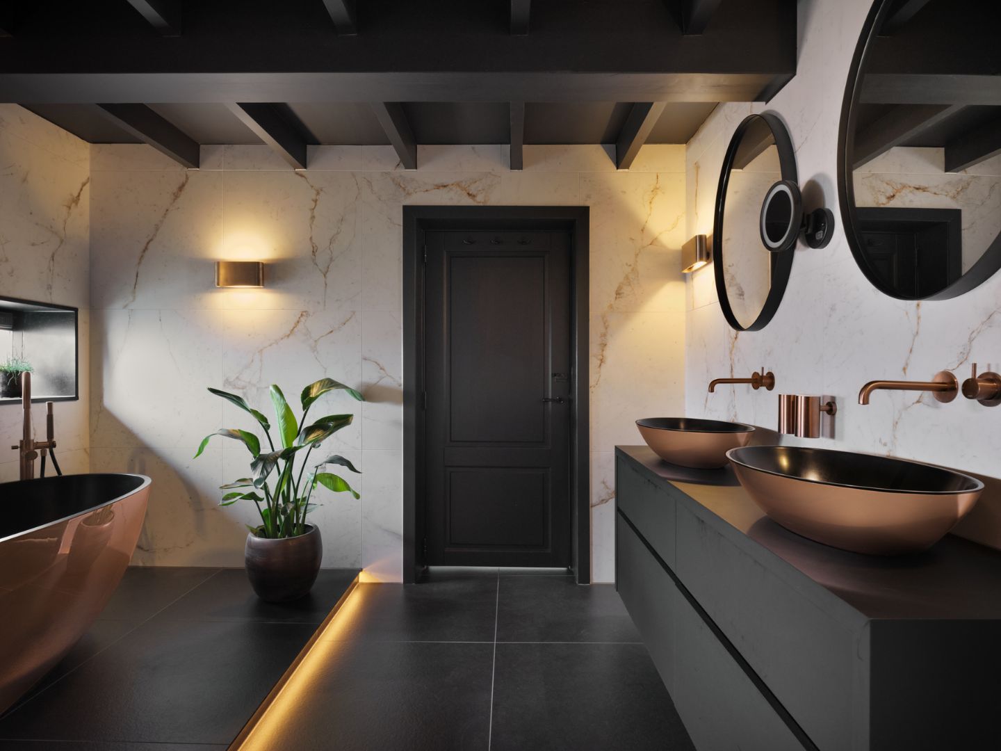 Foto: luxe badkamer met brons