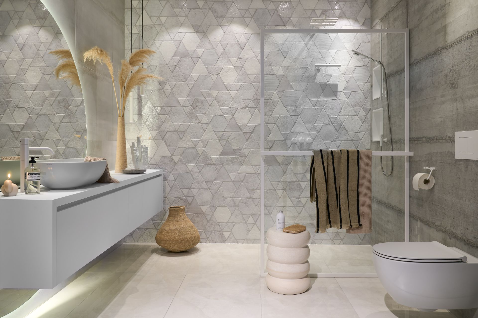 Foto: ultieme witte badkamer met prachtige tegels   eerste kamer badkamers   002