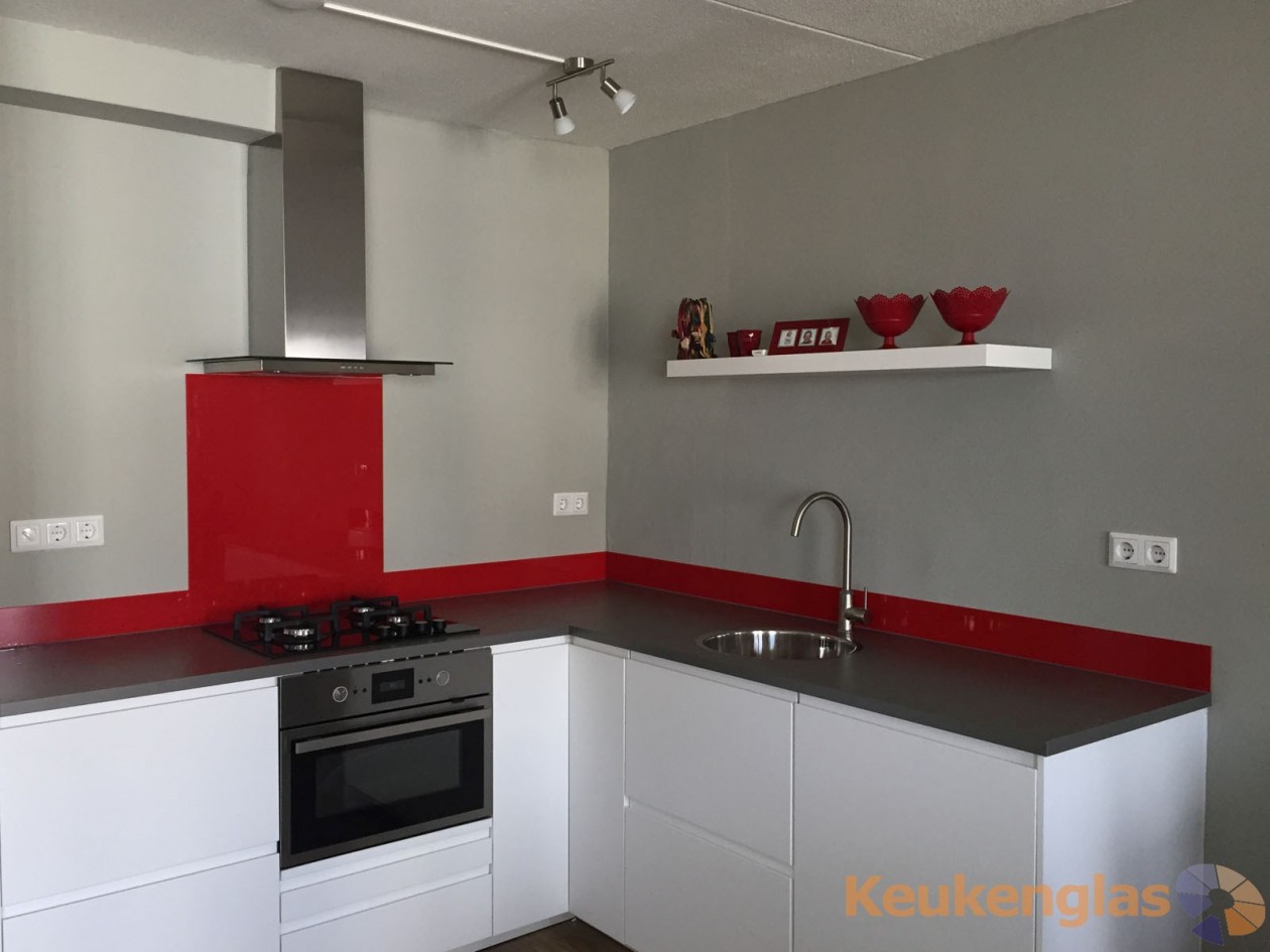 Foto: w3 Rode keuken achterwand van glas Ridderkerk