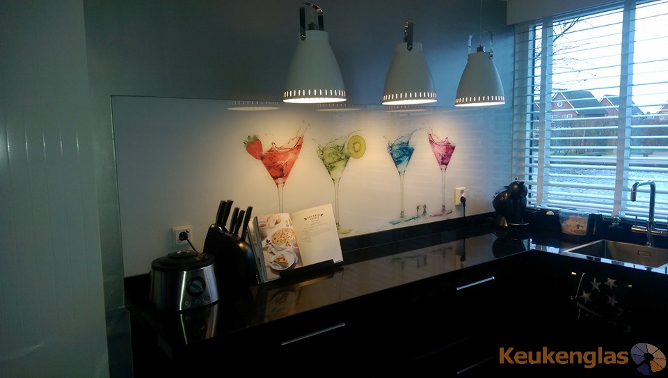 Foto: Glazen keukenwand cocktailglazen