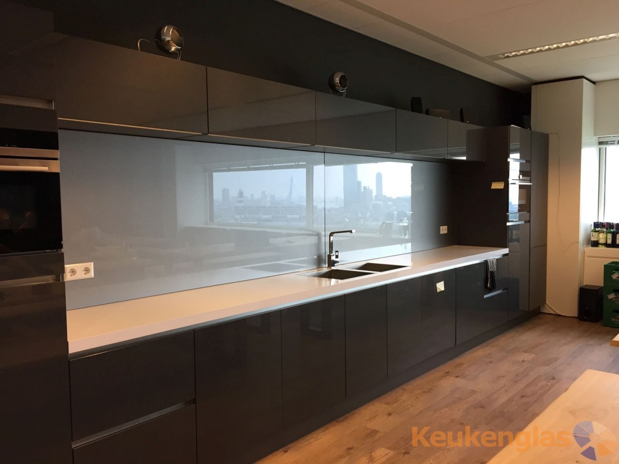 Foto: w3 Glazen keuken achterwand Eye Media Rotterdam RAL 9007 metallic