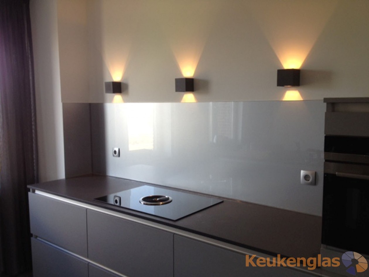 Foto: w3 Metallic grijze keuken achterwand van glas Utrecht