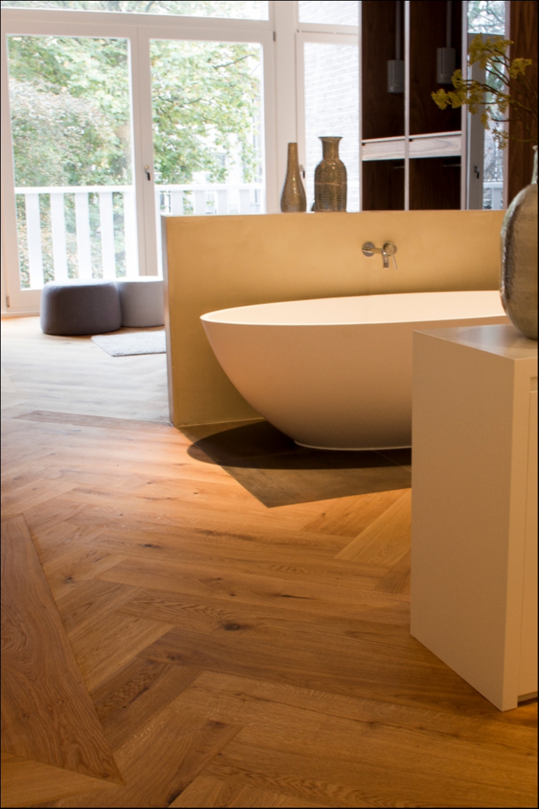 Foto: Luxe badkamer houten vloer