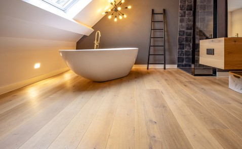 Foto : Rustieke houten vloer in slaap- en badkamer