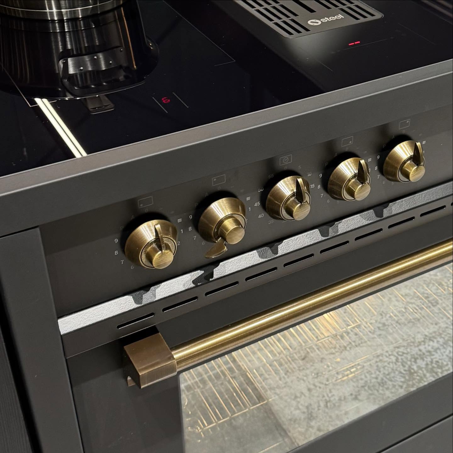 Foto: Wonennl Steel inductiefornuis met kookveldafzuiging  Wiardus keukens 003