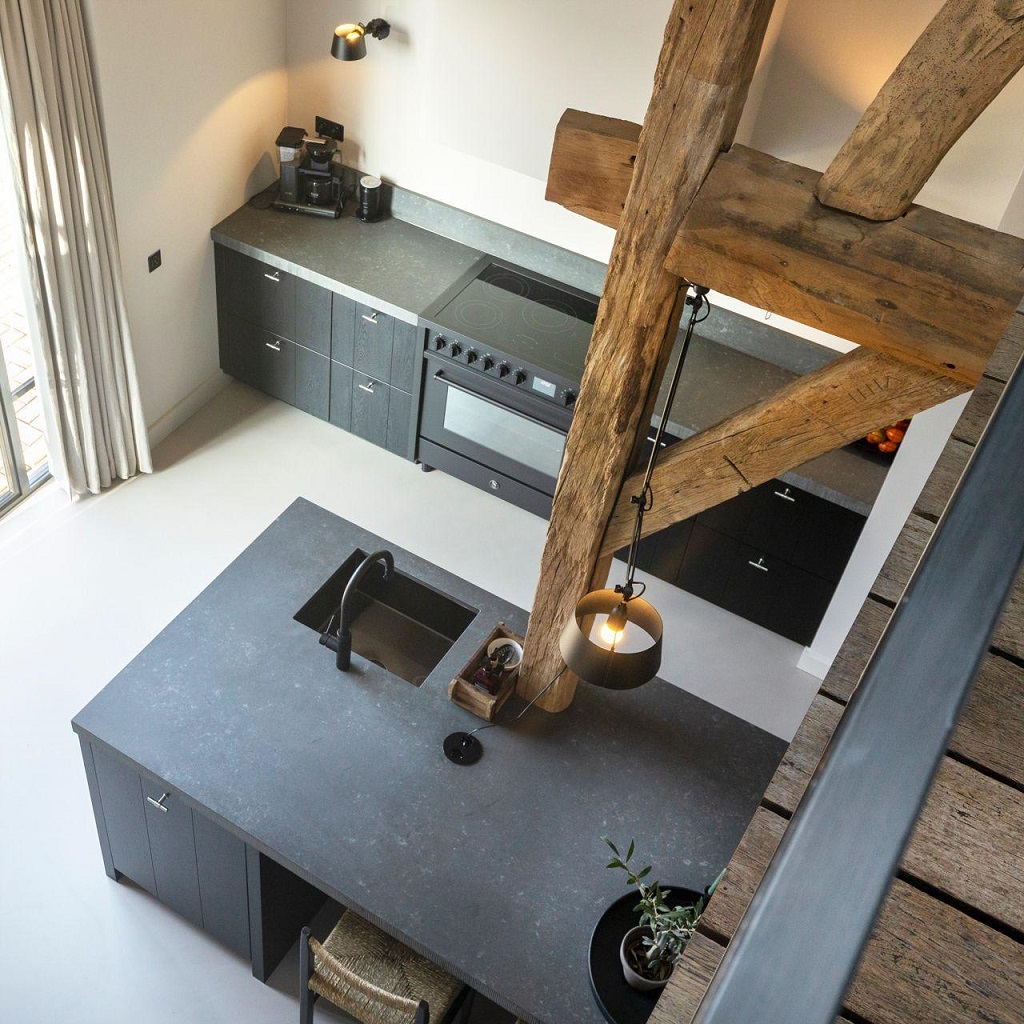 Foto : Moderne landelijke keuken met een 90 cm Steel inductie fornuis