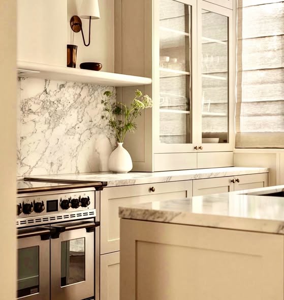 Foto : Tijdloze keuken met luxe kookeiland en professioneel kookcomfort
