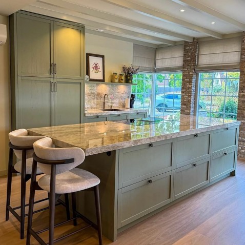 Foto : De Steel Mistral als stralend middelpunt van een ambachtelijke eiken keuken