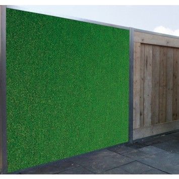 Foto: kunstgras tegen schutting