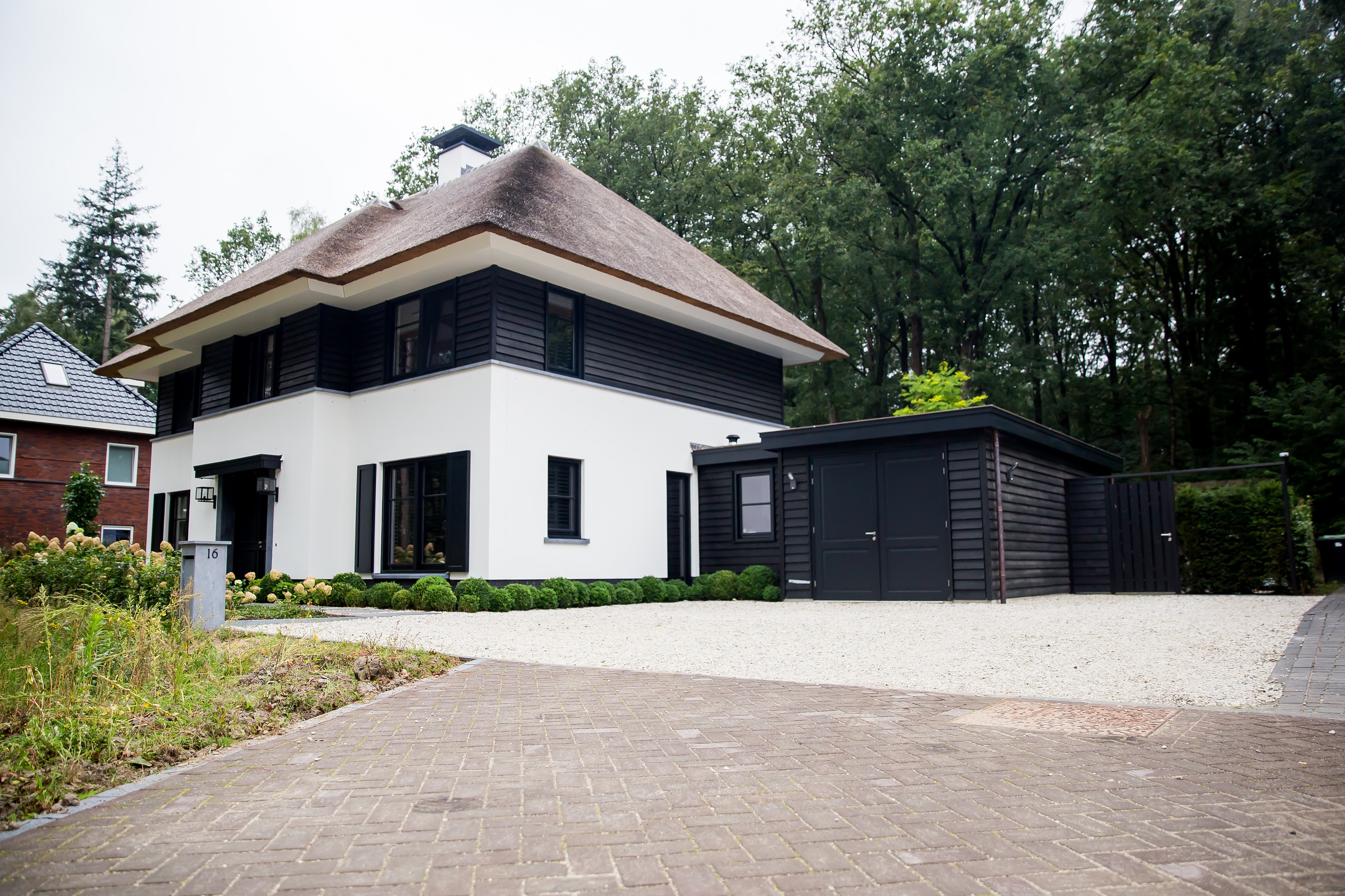 Foto: Huis bouwen   Rietgedekte villa Nachtpauwoog te Apeldoorn   Architectuurwonen  5 