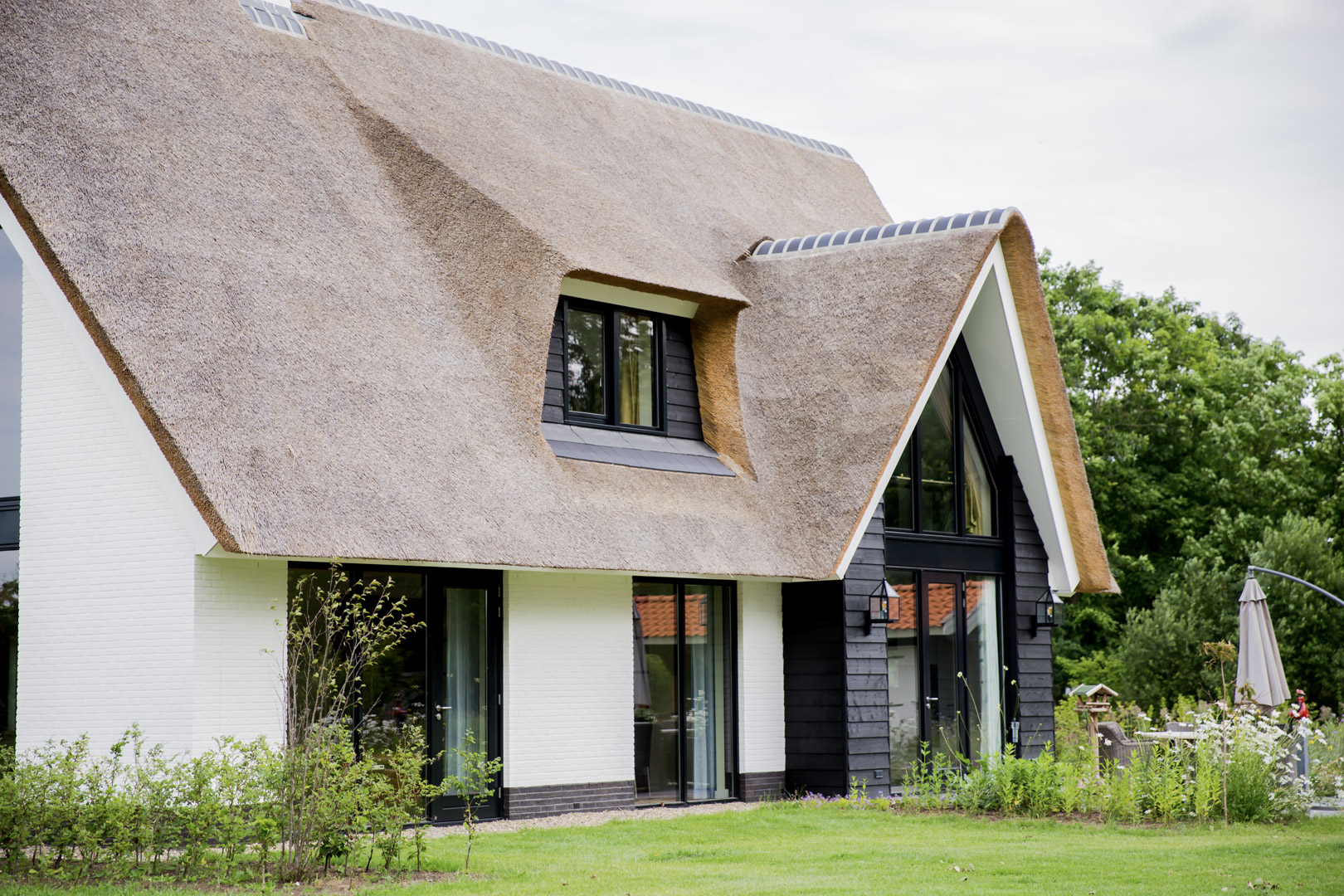 Foto: Rietgedekte villa bouwen de kosten en voordelen van Architectuurwonen  1 