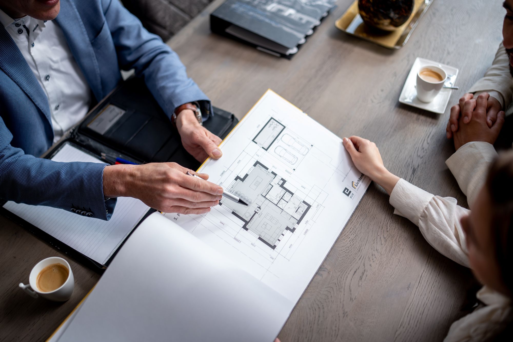 Foto: Schetsontwerp villa  ndash  eerste indeling en gevelaanzicht bij Architectuurwonen