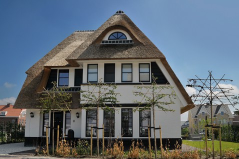 Foto : Rietgedekte villa Boswitje
