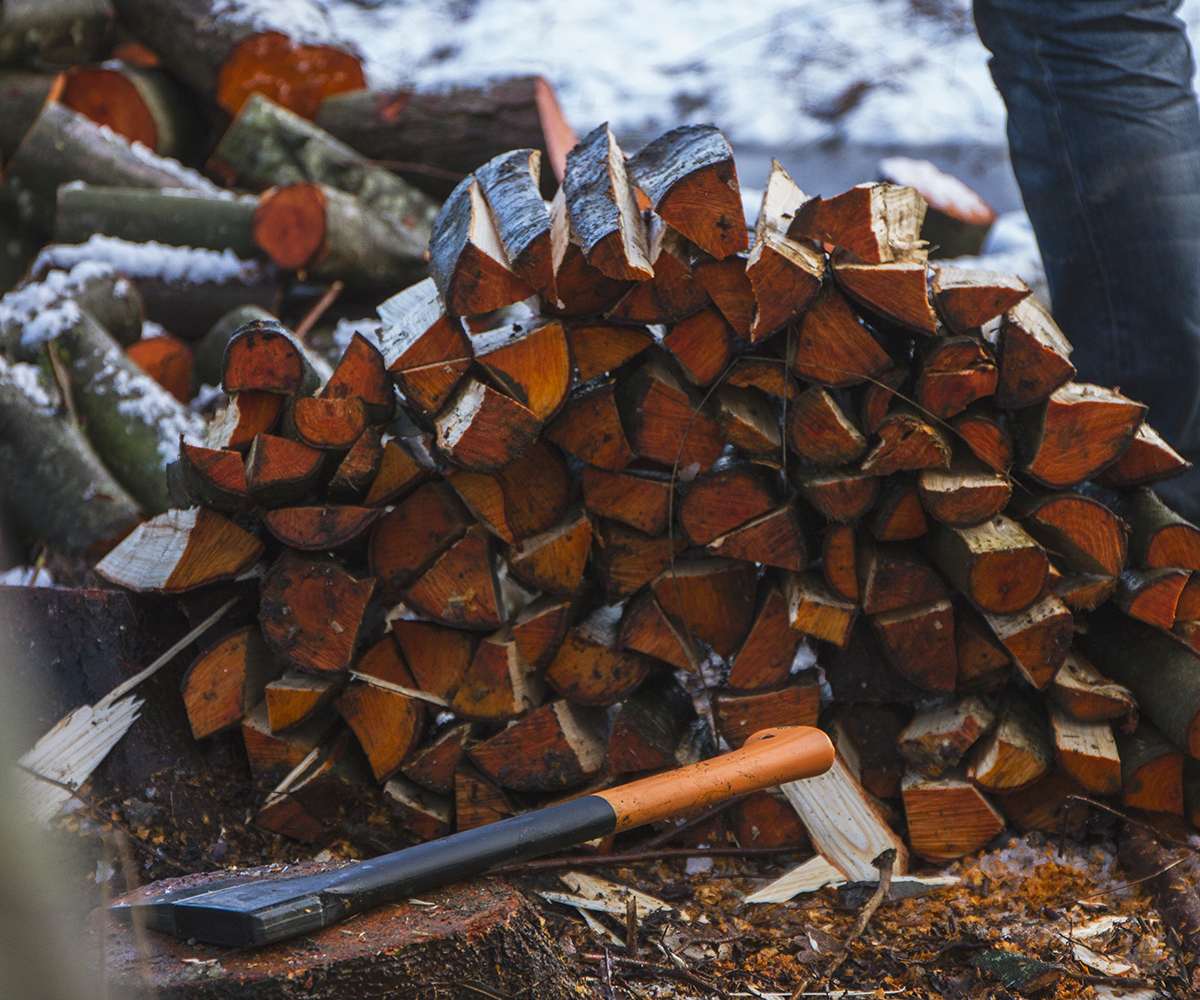 Foto: 1200 bosdag gekloofd hout