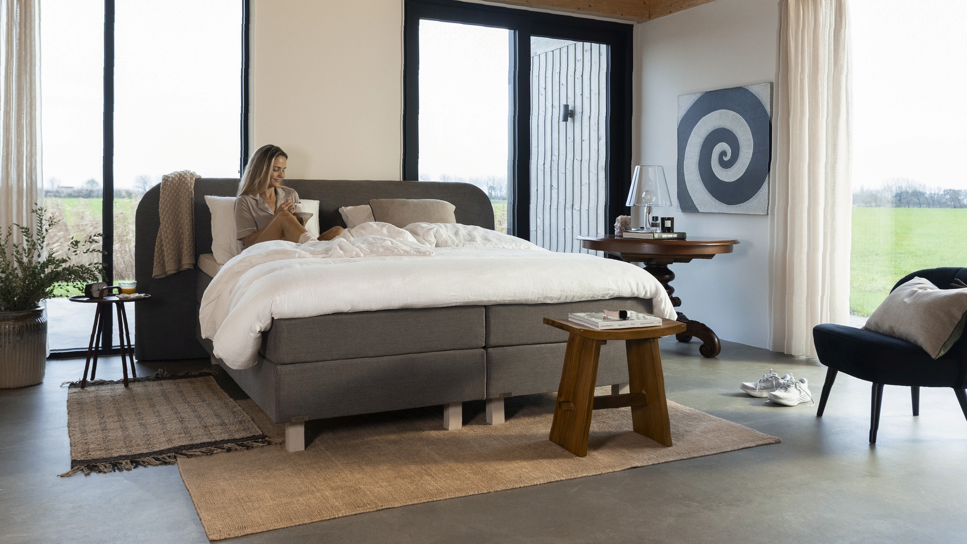 Foto: Boxspring 1927   header 1920x1080 v4 px   dame in bed