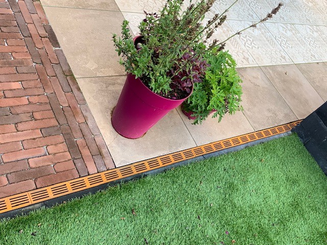 Foto: ACO House and Garden   Slimline lijnafwateringsgoot CorTenstaal in tuin  13 