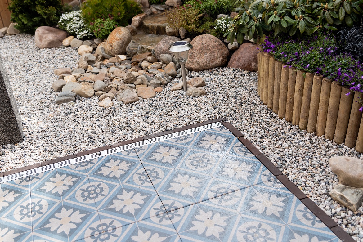 Foto: ACO Watermanagement   Slimline lijngoot en Rainbloxx op terras  onder grind