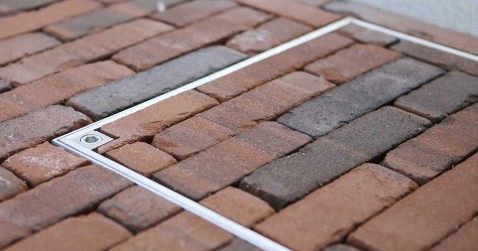 Foto : Een strak terras zonder storend putdeksel? Dat kan met ACO AluStone