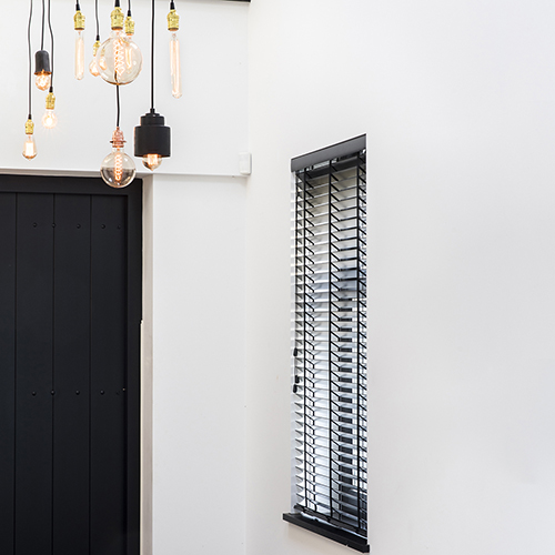 Foto: 16 6 Donkere kleuren   houten jaloezieën