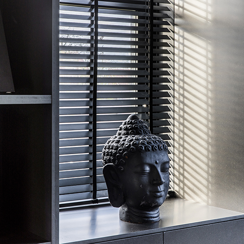 Foto: 16 6 Donkere kleuren houten jaloezieën