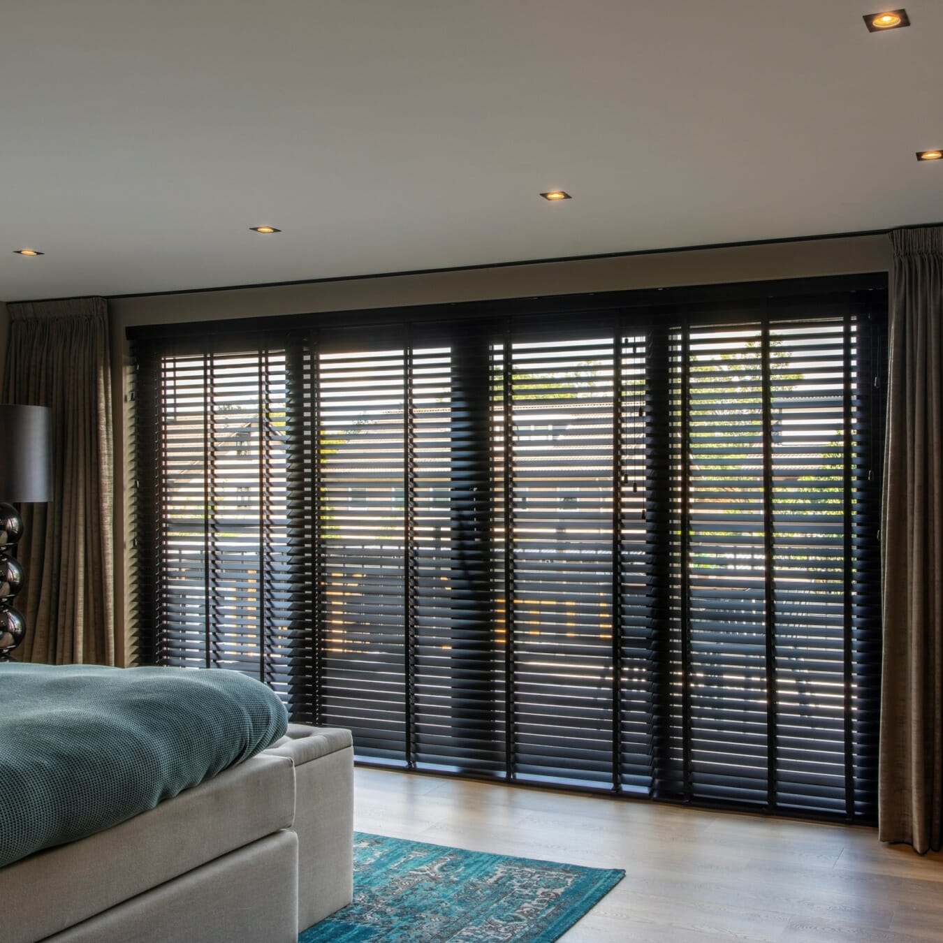 Creëer een chique met raamdecoratie - gordijnen-lamellen - slaapkamer - WONEN.nl