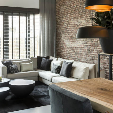 Foto : Houten jaloezieën in chic-industrieel interieur