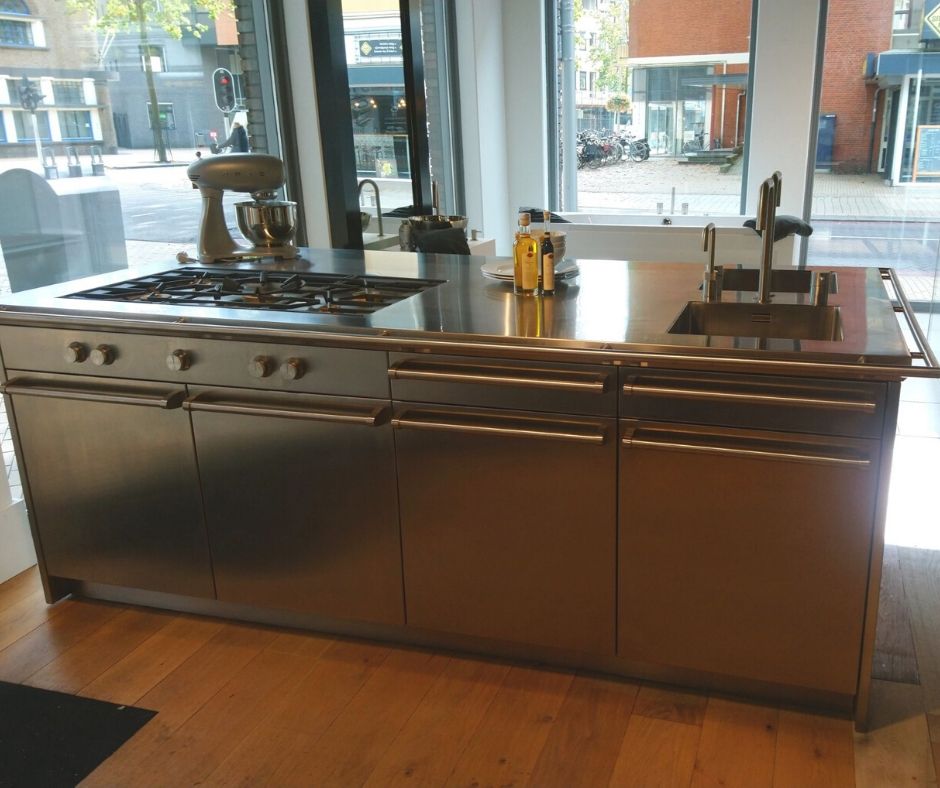 Foto : Complete RVS keuken op maat