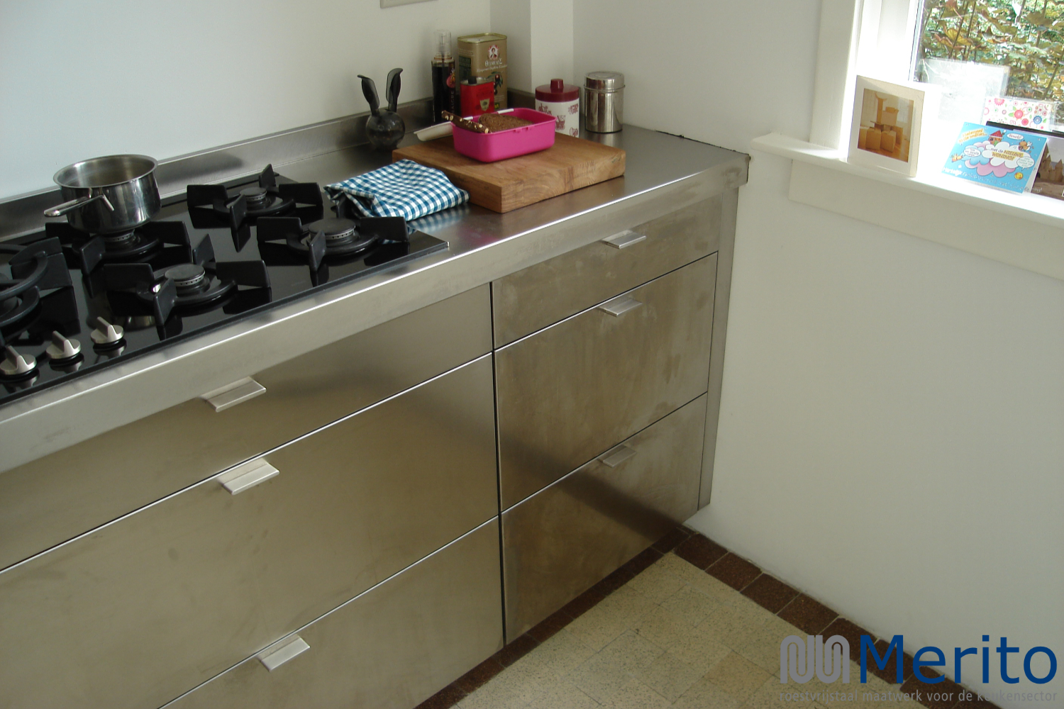 Foto: designkeuken RVS kastjes Merito