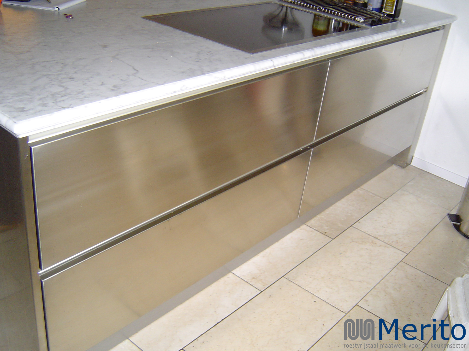 Foto: designkeuken RVS kastjes Merito 2