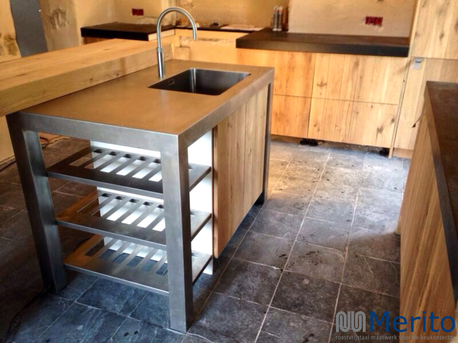 Foto: designkeuken RVS wijnrek Merito