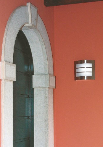 Foto : Een design RVS wandlamp inclusief een bewegingsmelder